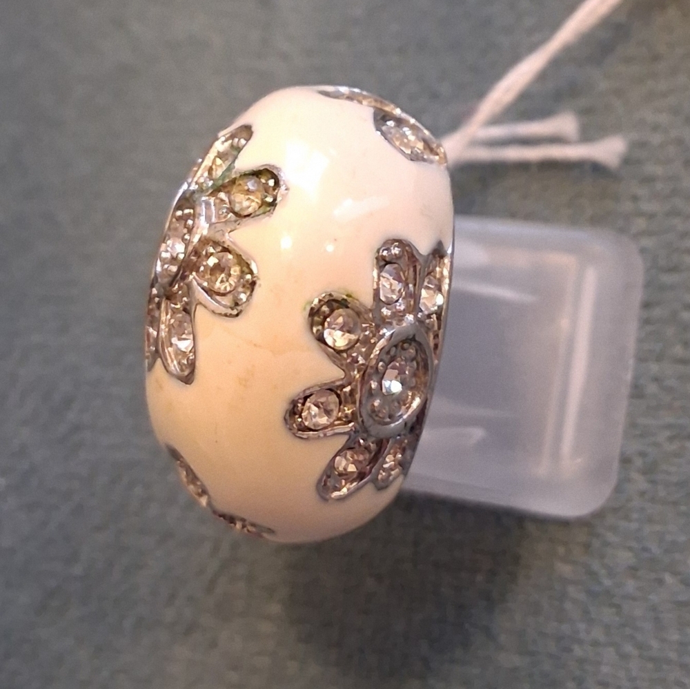 Silver White Floral Dome Ring - Picture 4 of 5